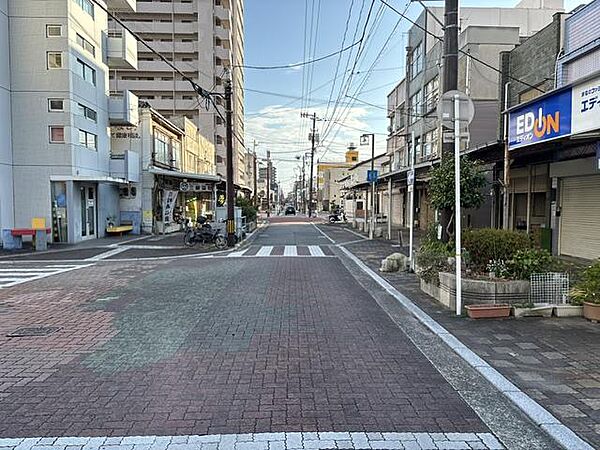 東南側　広い前面道路