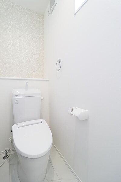 2階トイレは暖房便座付きで、寒い季節も快適にご利用いただけます。