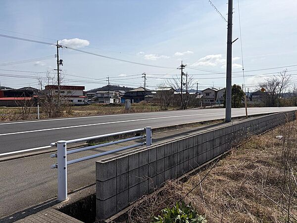 前面道路は広く、日当たり良好です。