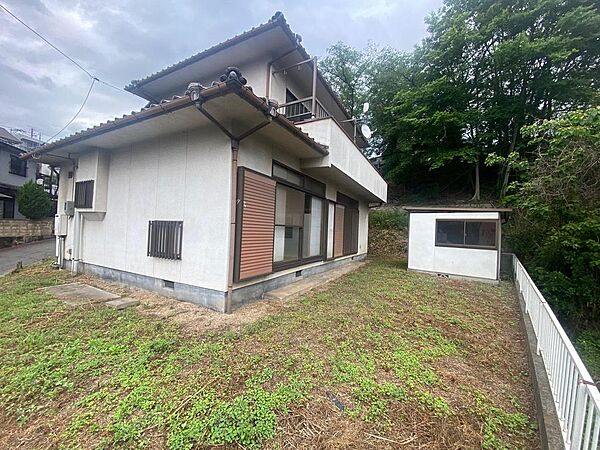 お庭付きのため、お子様の遊び場やBBQスペースとしても活用できます。敷地内には倉庫も備わっており、アウトドア用品などの収納に便利です。
