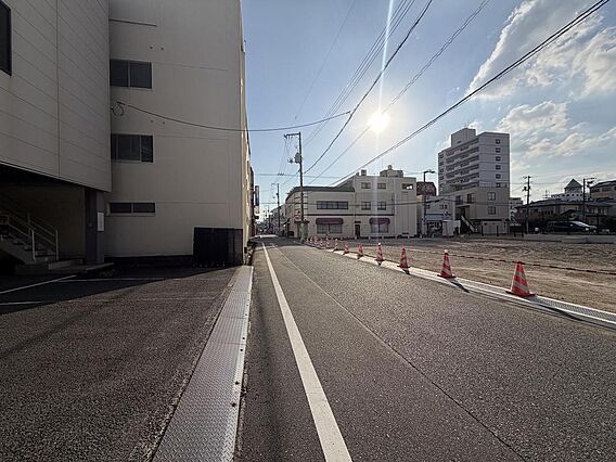 西側前面道路