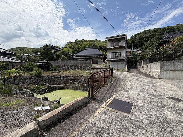 青空と緑に囲まれた、のどかで日当たりの良いロケーションです。