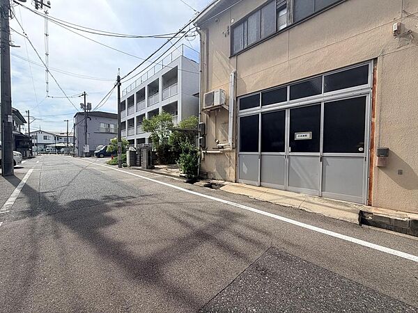 西側前面道路