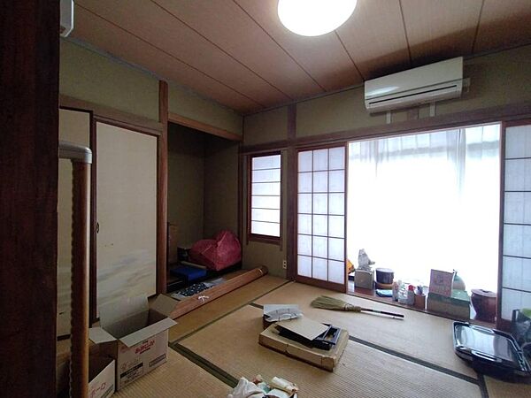 床の間、縁側のある風情ある和室6帖。