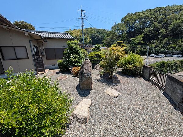 手入れの行き届いた庭園