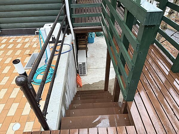 地下倉庫への階段