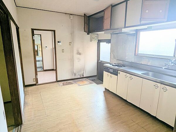 窓が大きく手元がはっきり見えます