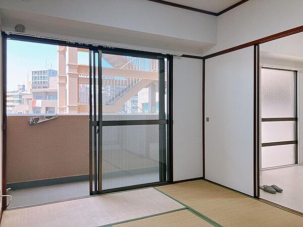 和室6畳　ベランダからの日もよく入ります♪