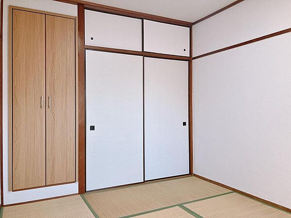 和室6畳　収納も十分確保されております♪