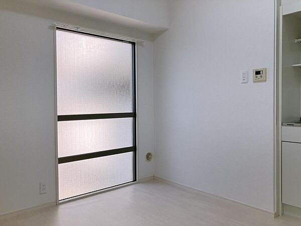 ダイニングキッチンも外からの日が入るようになっております♪