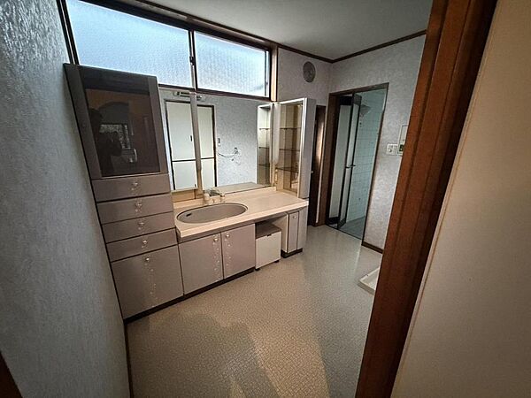 1階洗面所、洗濯機置場