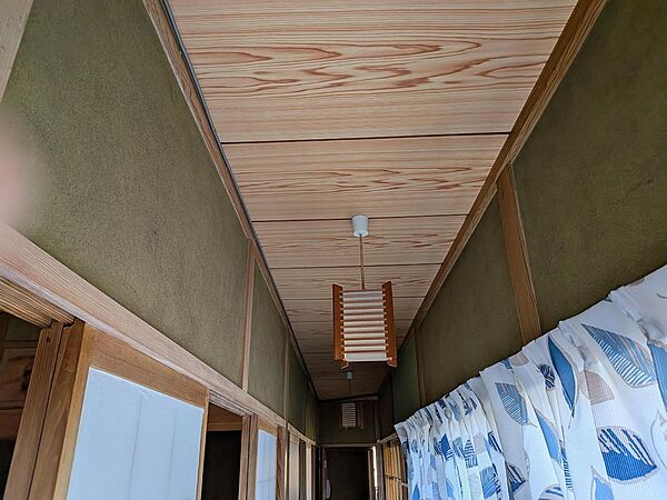 廊下天井（どの部屋の天井もきれいです。垂れ壁も普通です。）