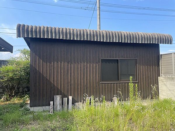 敷地内に倉庫が二か所あります