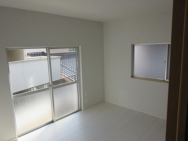 明るい1階洋室（寝室）