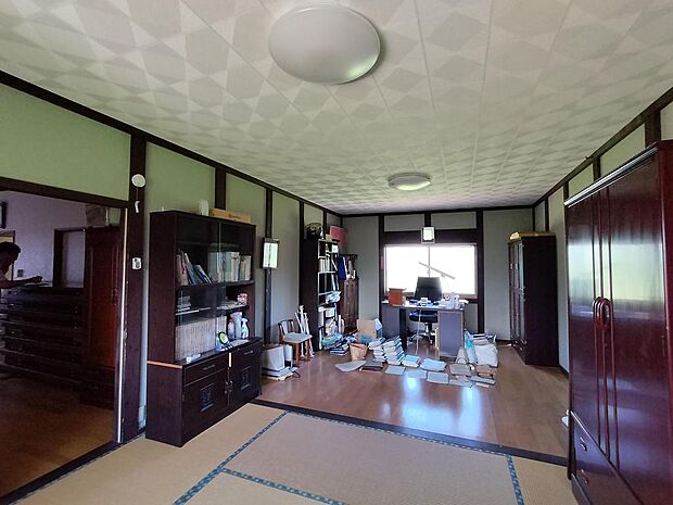 書斎・仕事場として使われていた16畳の洋室・和室折衷部屋。