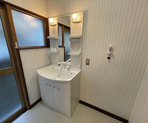新品の洗面化粧台です。クロス等の張替えも行っております。
