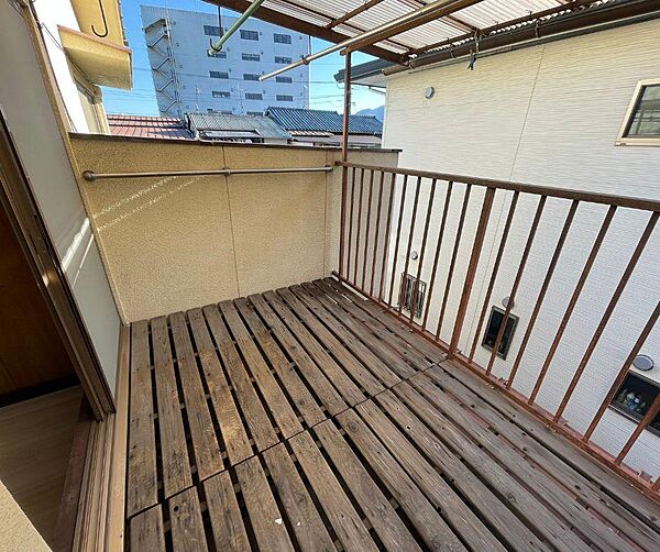 南向きのベランダです。洋室から行くことができます。