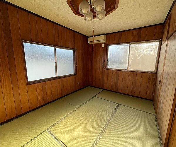 2階にも和室があります。焼けにくい和紙畳です。