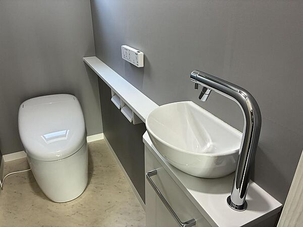1Ｆトイレ。タンクレスタイプでスッキリ広く使えます。収納カウンター付手洗い器付いてます！