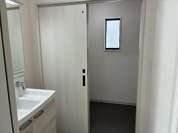 洗面室と脱衣室はセパレートタイプです。収納ラックや洗濯機を置いてゆったり使えます。