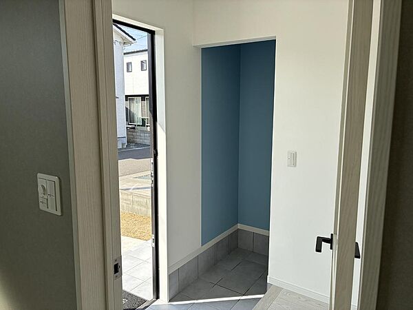 玄関横のシューズインクローク。
