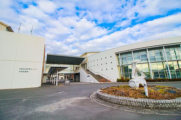 周辺施設、本郷図書館まで577ｍ