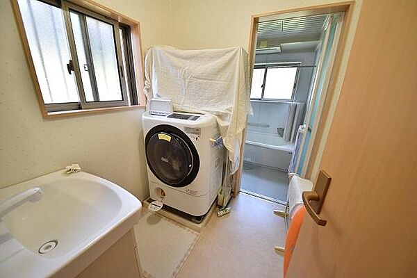 洗面所はドラム式洗濯機も設置可