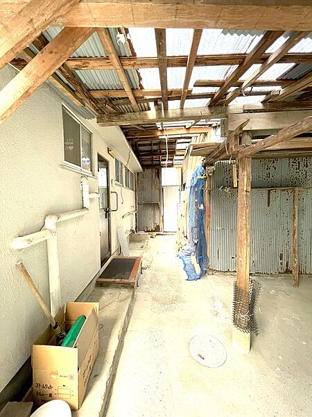 敷地の北側にある倉庫と物置周辺