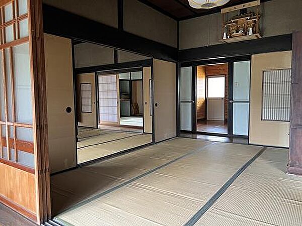 南側手前中央の和室6帖(居間)