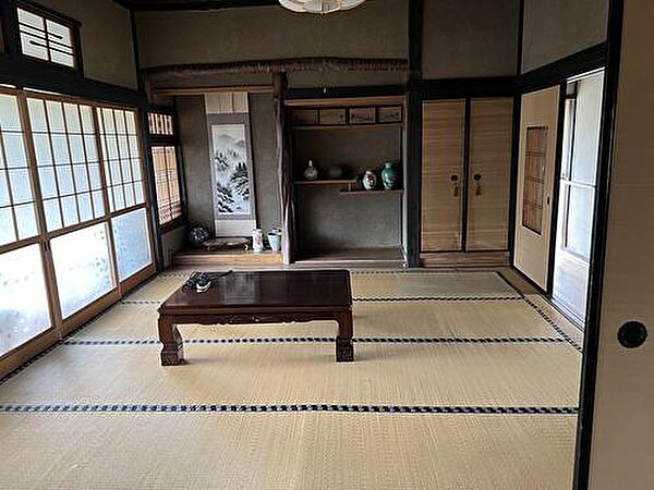 南側手前西側の和室8帖(客間)
