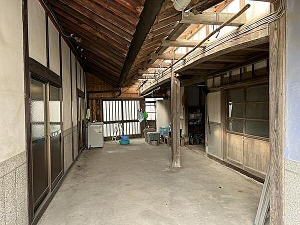 主屋と農事用付属建物の土間　室外洗濯機置場、物干場