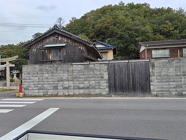 倉庫のある敷地とその奥に居宅。2筆纏めての売却になります。