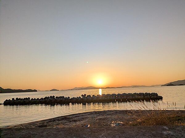 目の前は海。日の入り時刻には素敵な景色が望めます。