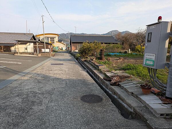対象地は道路右側の土地になります