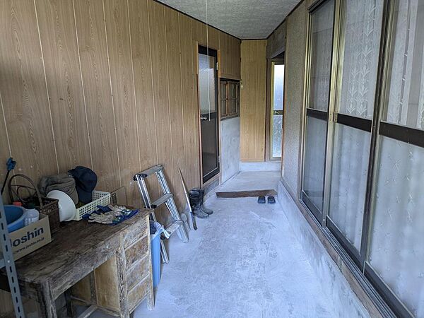土間（母屋と離れの間）
