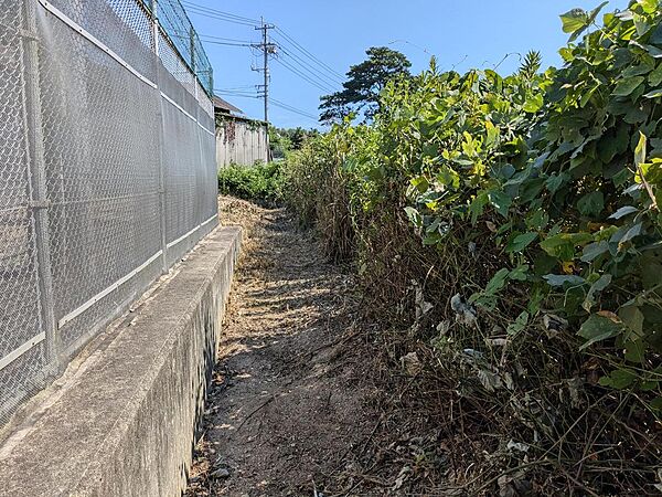 変電所に隣接