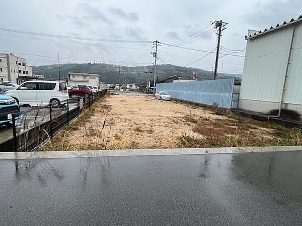 道路の反対側より（南側から北側）