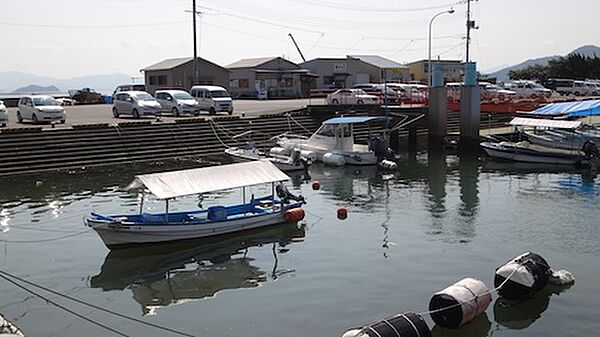 目の前です。建物の向側が柏島、右側がコンクリート船