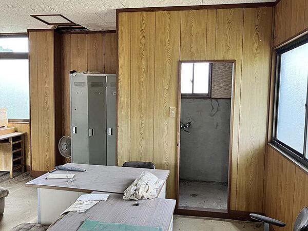 シャッター後ろの事務室