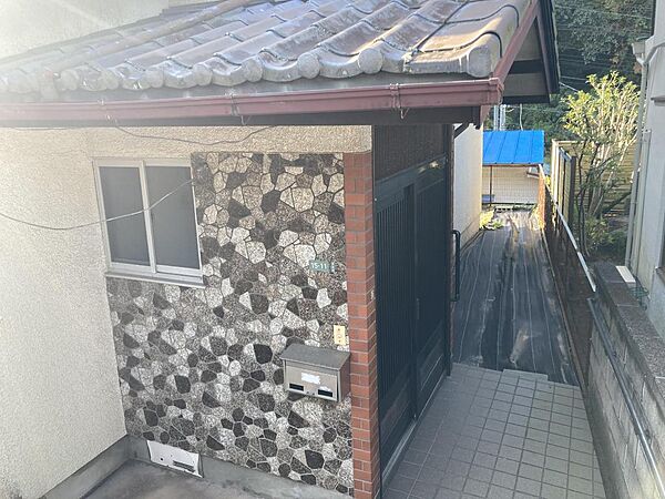 1.5ｍ程の階段を下ると玄関があります。