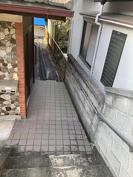 1.5ｍ程の階段を下ると玄関があります。
