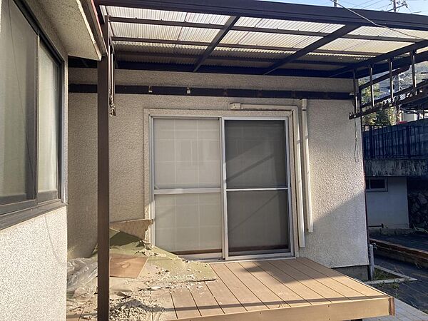 1階8畳和室の前にデッキがあり、軒があるので雨の日も洗濯物も干せます。