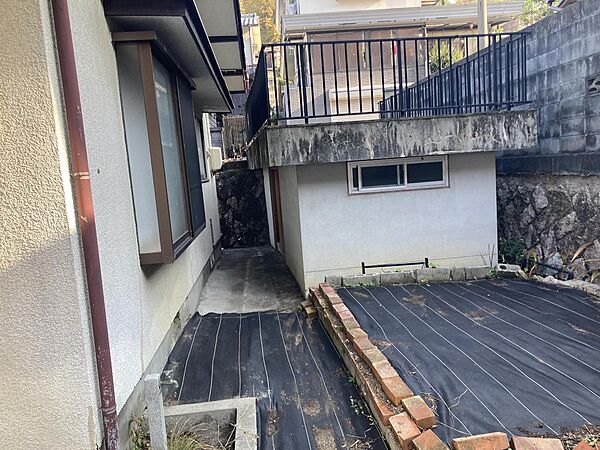 庭の1角に倉庫があります。