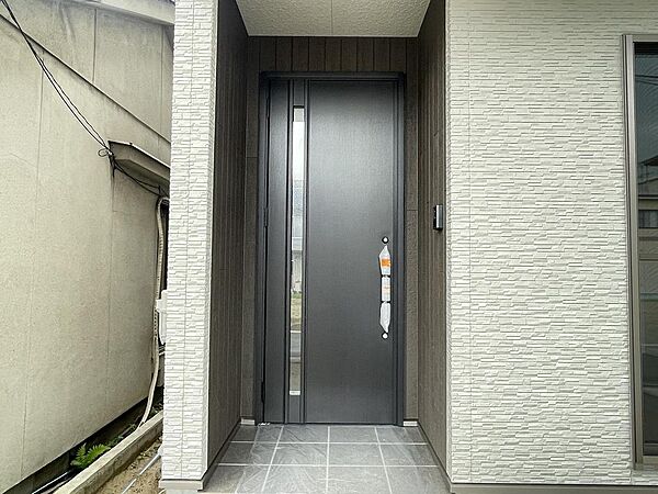 玄関、LIXILジニアス　片開きドアにして、玄関タイルも斬新なものを張っています