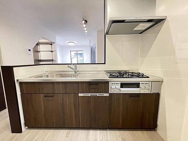 食器洗い洗浄機完備、家事負担も軽減できます。キッチンに立ちながらＬＤが見渡せる対面式にしました。