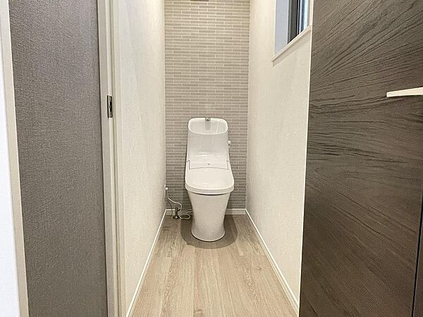 トイレは清掃性のよいスッキリとした形の一体型シャワートイレ奥も手前も便器のフチをなくしたフチレス形状でお手入れも簡単に。強力な水流が回り少ない水でもしっかり汚れを洗い流します。