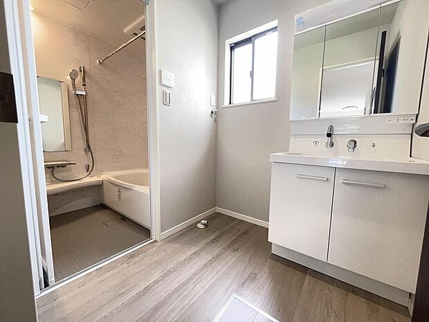浴室はLIXILアライズＺ1316サイズを設置し、浴室換気暖房機も取付ました。？　キッチン、洗面、浴室、が近く、食事や洗濯といった家事動線が軽減します。