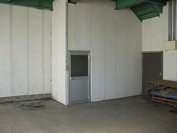 建物入口付近を...