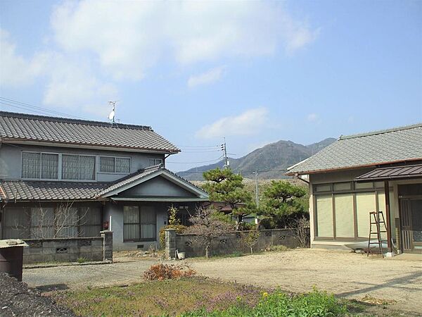 物件内南東から西側建物を撮影