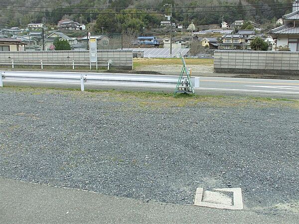 物件南側、国道486号を挟んだ場所から撮影